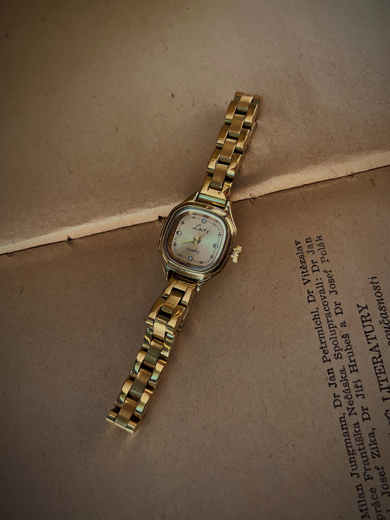 1 Piece French Retro Gold Small Dial Women\'s Watch Fashionable and Elegant Exquisite Small Waterproof Female Quartz Watch