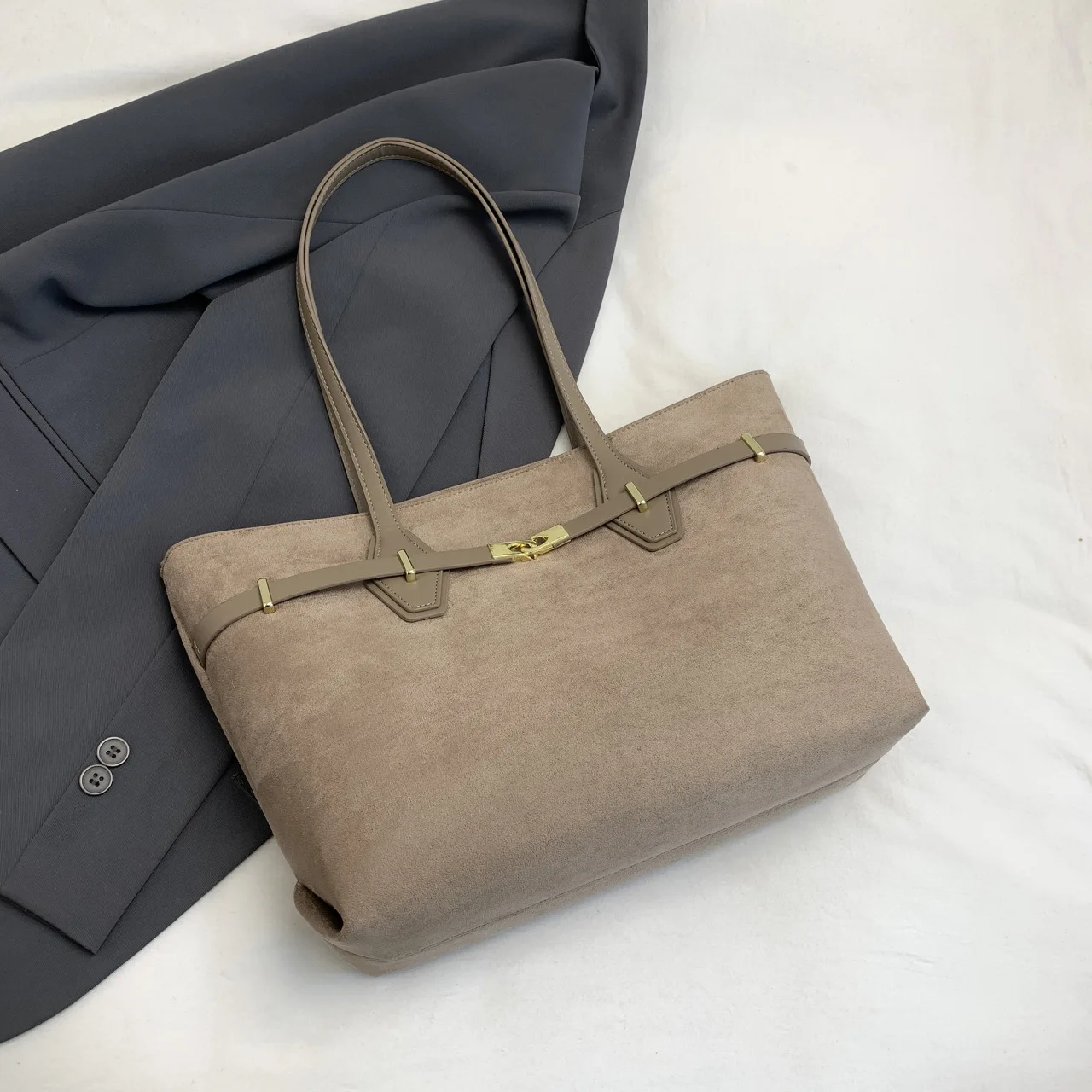 

Women's Vintage Large Capacity Commuter Tote Bag - Fashionable Single Shoulder Underarm Bag for Daily Use