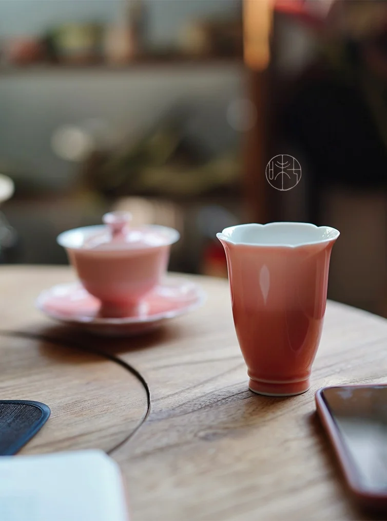 

Лимитированная серия: Набор из трех предметов «Теплая зима и яркое настроение» — чашка с однотонной глазурью, помада, ароматизированная чашка (7 оттенков)