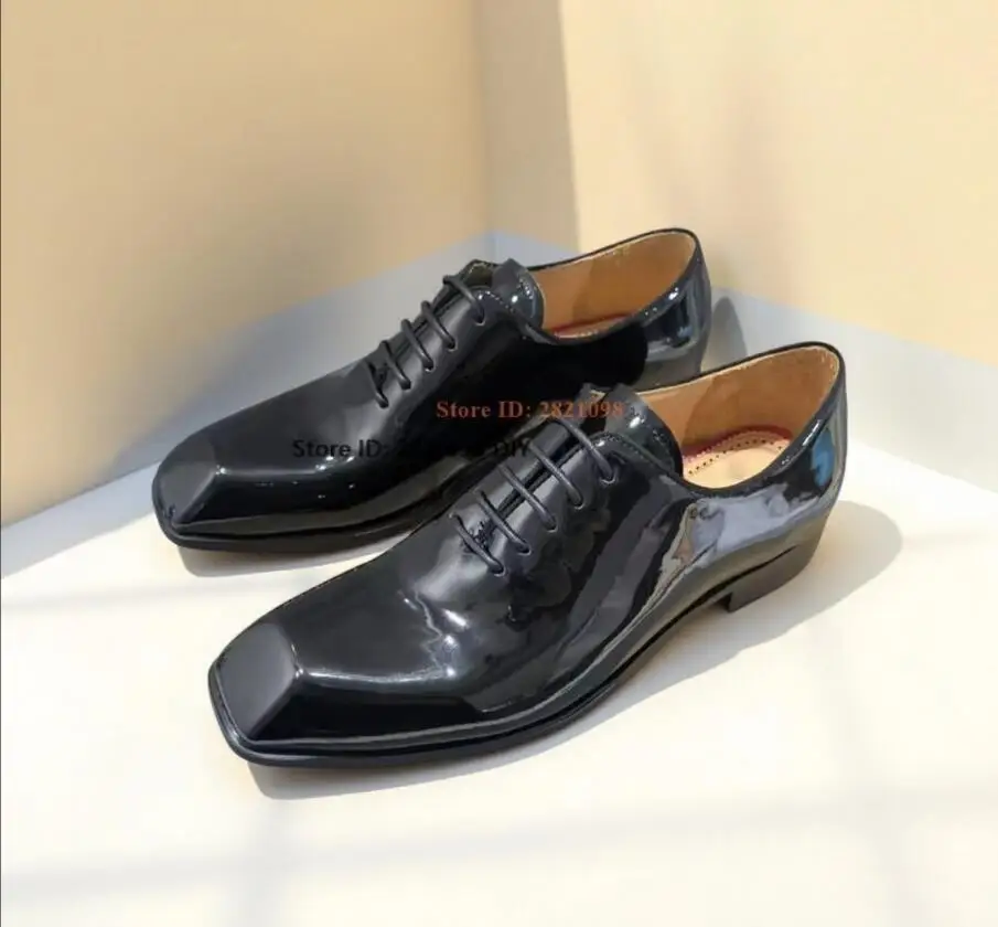 حذاء أسود من الجلد اللامع بمقدمة مربعة وأربطة سهل الارتداء للرجال