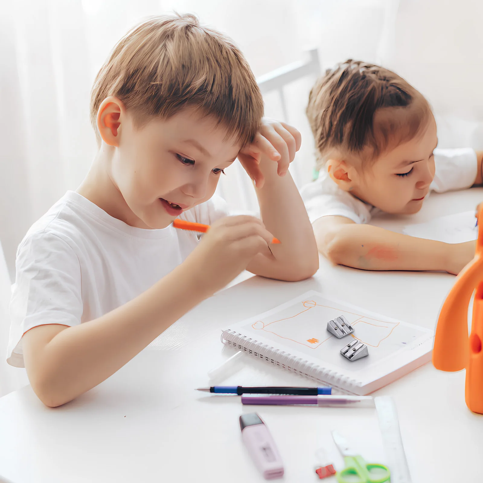 16pcs อลูมิเนียม Sharpeners Crayon Sharpener หลุมแบบพกพา 25x23x12 มม.นักเรียนอุปกรณ์สํานักงานของขวัญ