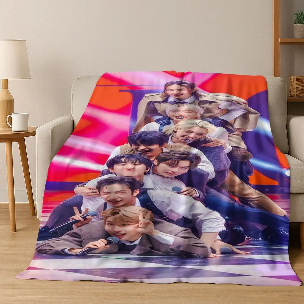 Neueste Kpop Star Stray Kids Flanelldecke, weiche, warme Überwurfdecke für Schlafzimmer, Wohnzimmer, Bett, Reisen, Camping, Picknick, Geschenk