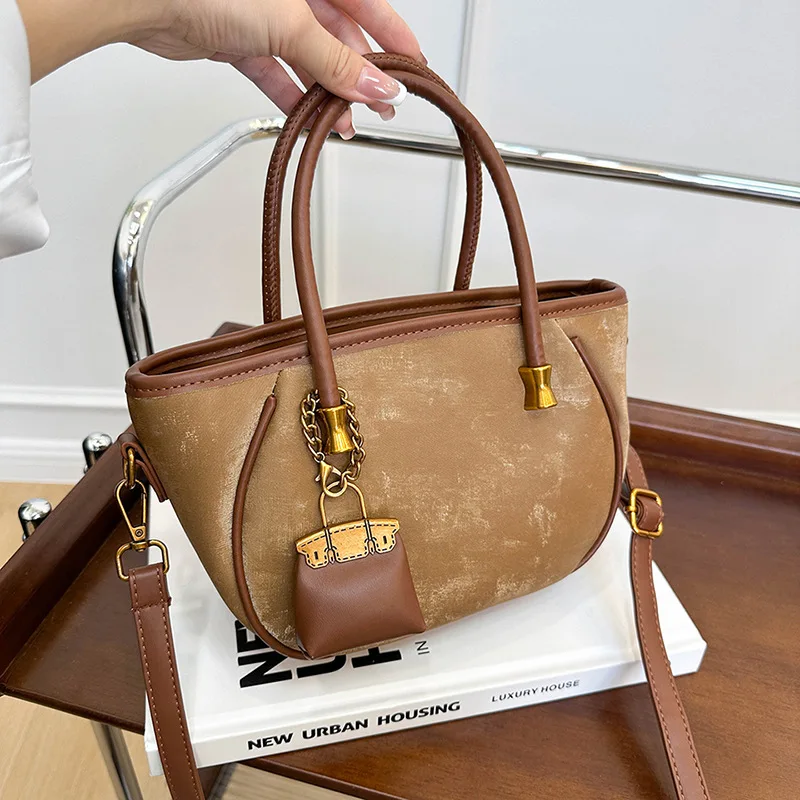 

2025 New Vintage Tote Bag Women High-end Large Capacity Versatile Commuter Handheld Shoulder Bucket Purse