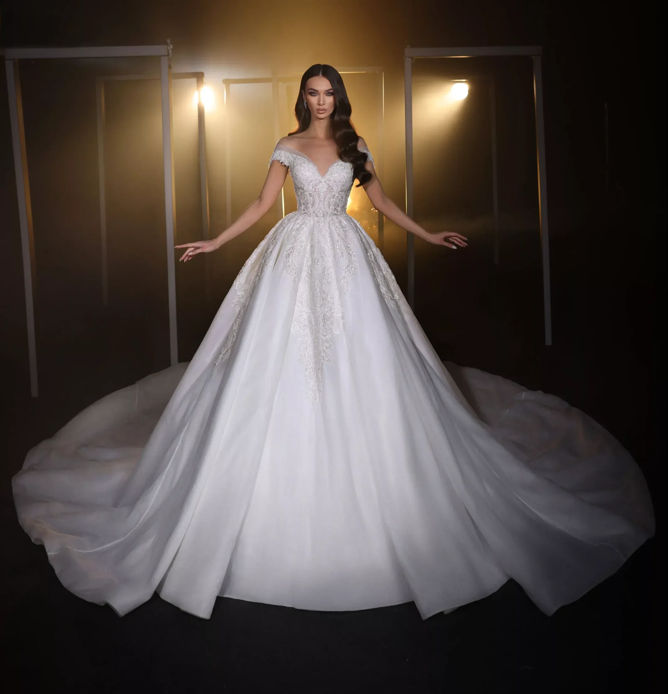 

Flavinke Customized Illusion Ball Gown Wedding Dresses V-Neck Sleeveless Lace Evening Party Gown Vestido De Noiva Sweep Train