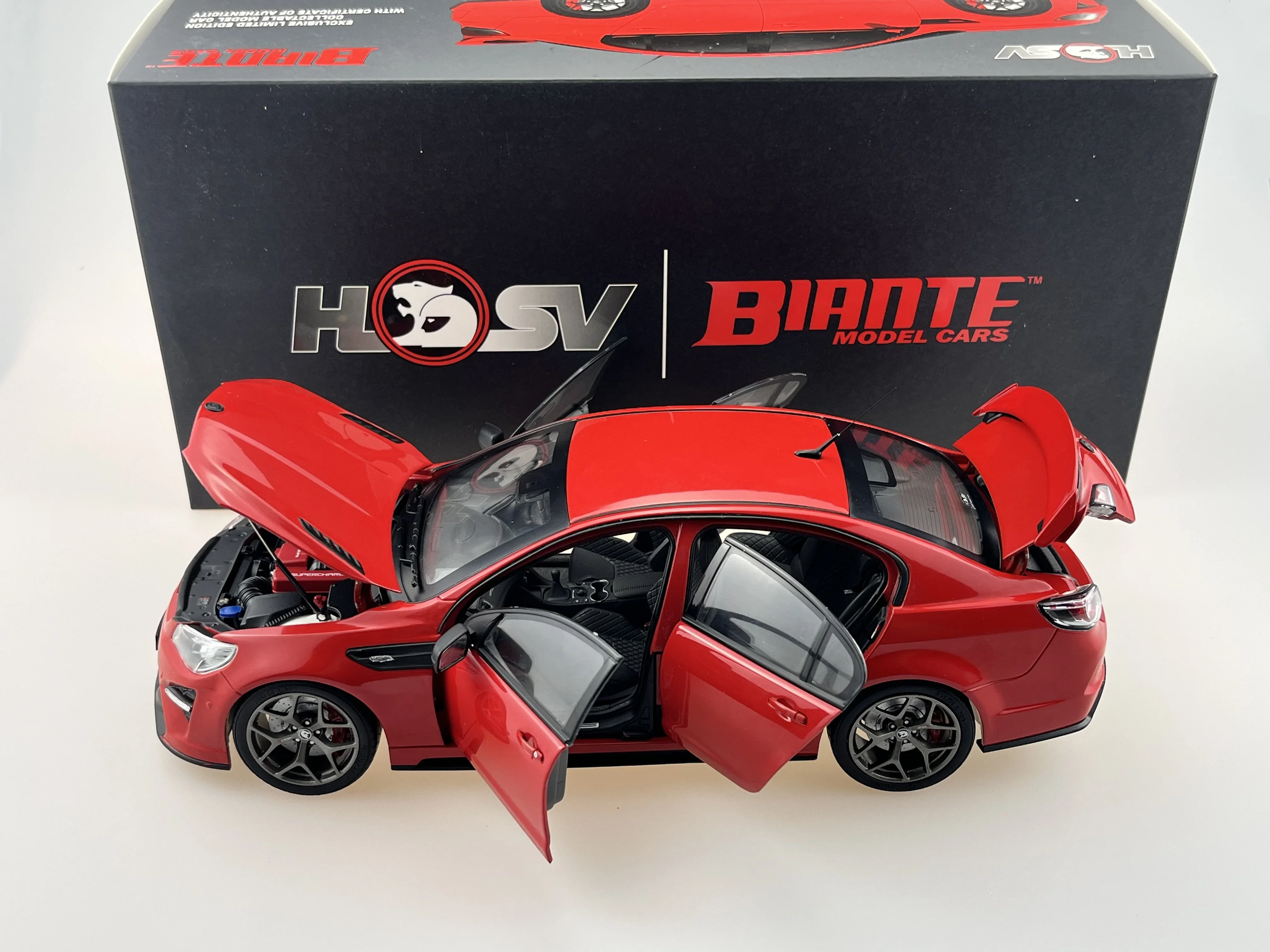 Biante 1:18 Scale Diecast Alloy Australian Horton HSV GT SR Toys Cars Model Red Classics Adult Souvenir Gifts Static Display