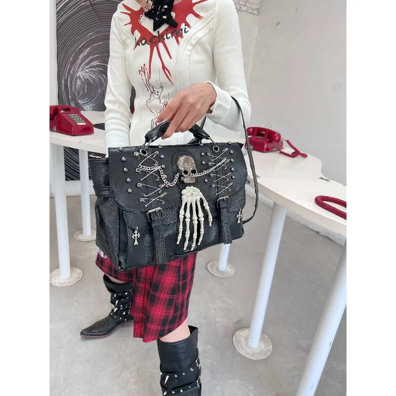 

Dark punk hottie rivet chain portable messenger bag, niche design high-end skeleton bag