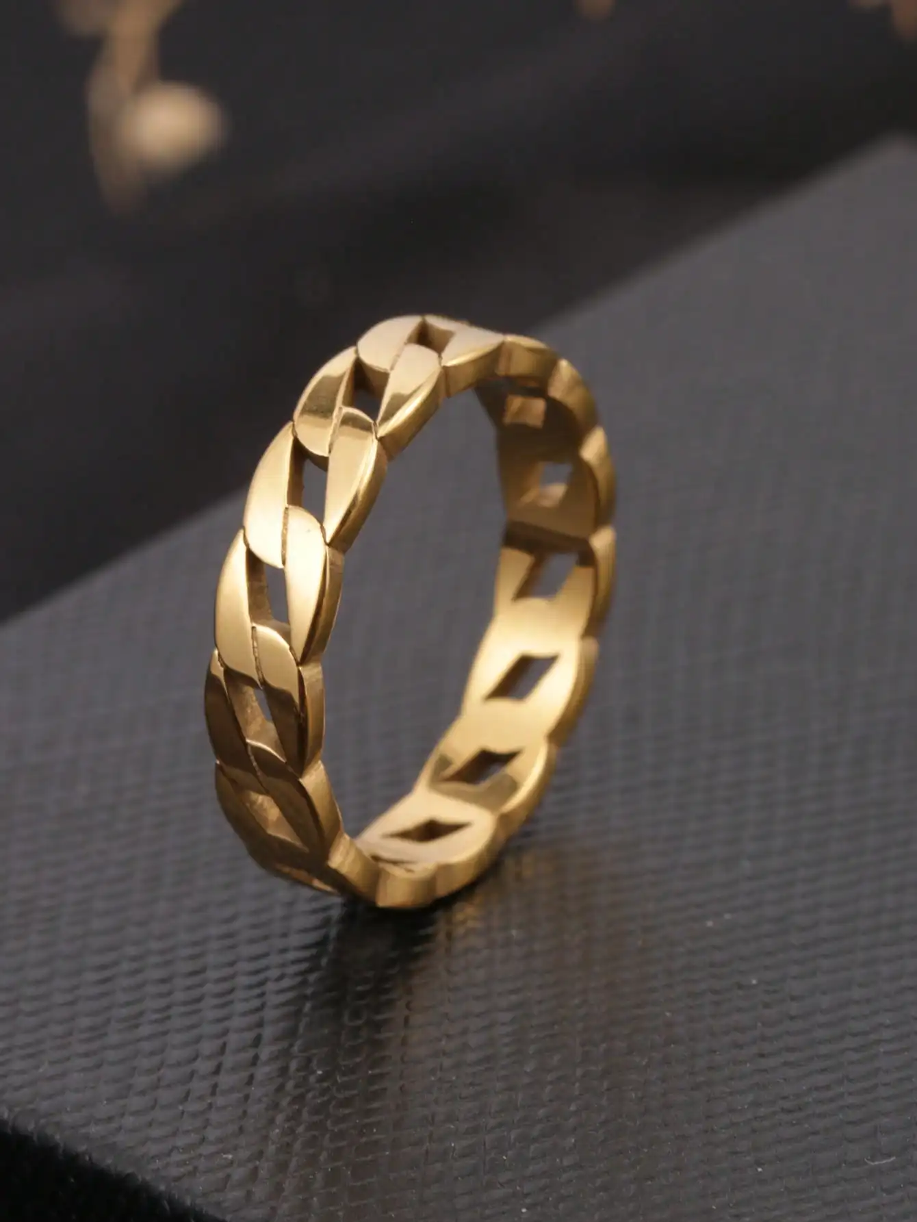 1 Piece of European and American Style Chain Fashion Wide Smooth Hollow Cuban Chain Finger Ring in 18K Gold Stainless Steel, Niche Minimalist Trendy Personality Versatile Ring, Suitable for Women's Daily Wear to Work, Commute, or as a Social Gift