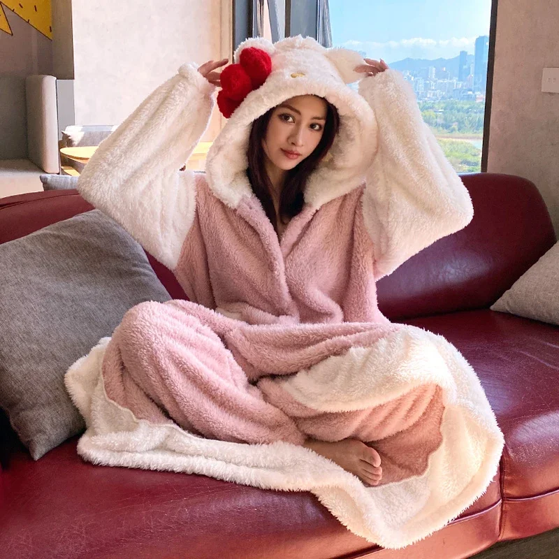 

Аниме «Hello Kitty», 2 шт., плюшевая пижама, ночной халат, костюм Kawaii Kuromi, женская домашняя одежда, зимняя длинная стильная утолщенная ночная рубашка, брюки