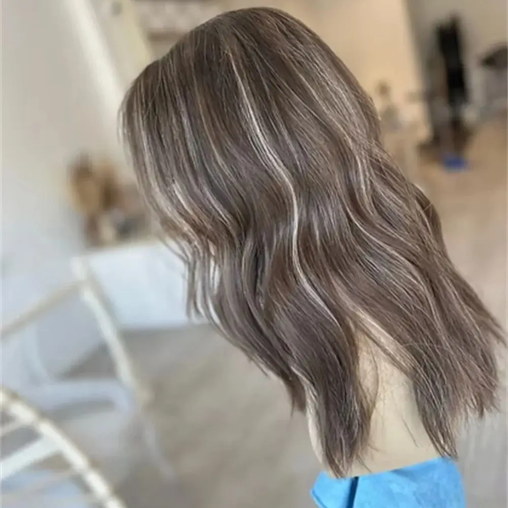 

Парик для женщин с темно-коричневыми и светлыми (блонд) мелиями, с разрезом по центру, свободные волны, реалистичный вид, из термостойкого синтетического волокна