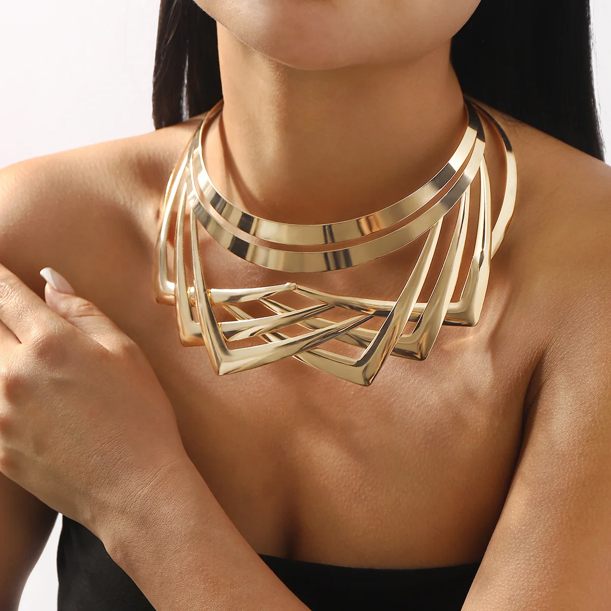 Metallhalskette im edgy Punk-Stil mit ausgehöhltem Utheisa Kong-Design. – Detail 3