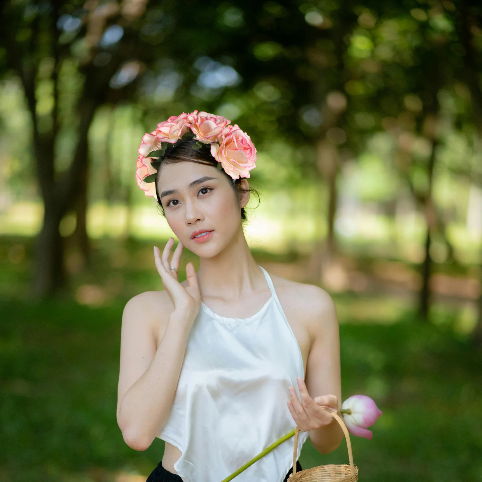 

Rose Flowers Headband Artificial Floral Crown Hair Wreath for Bridal Wedding Party Boho Festival Garden Event Decor Accessory