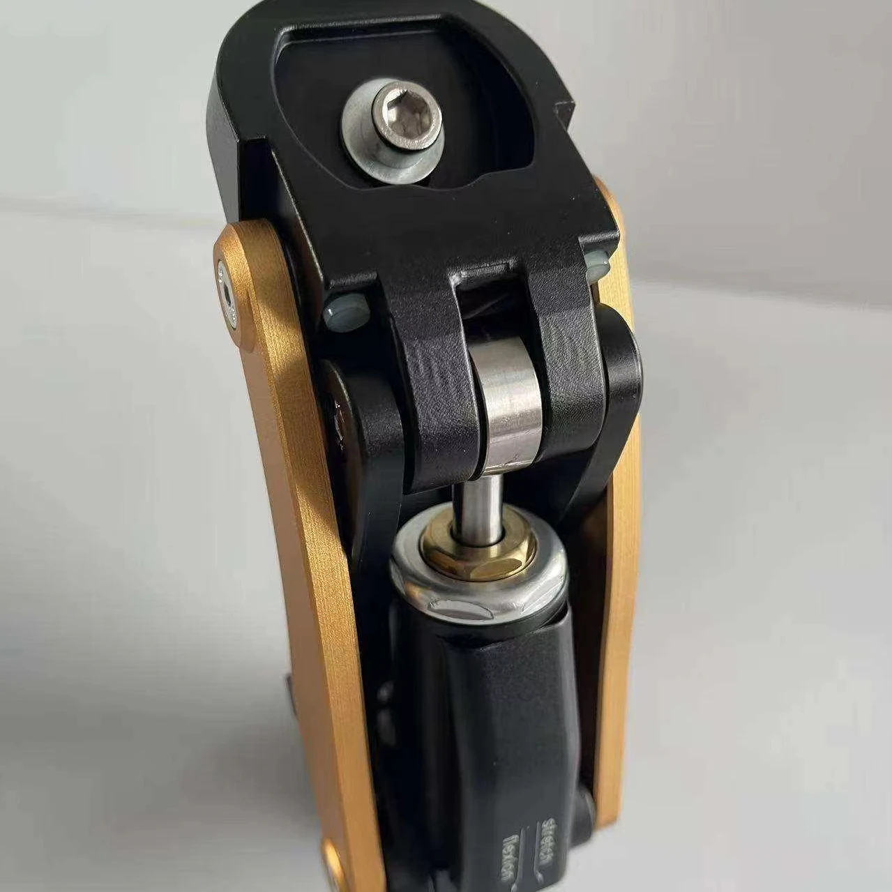 

2026 Steel-Aluminium Foldable Four-Link Pneumatic Knee Prosthetic Orthotic Fixer