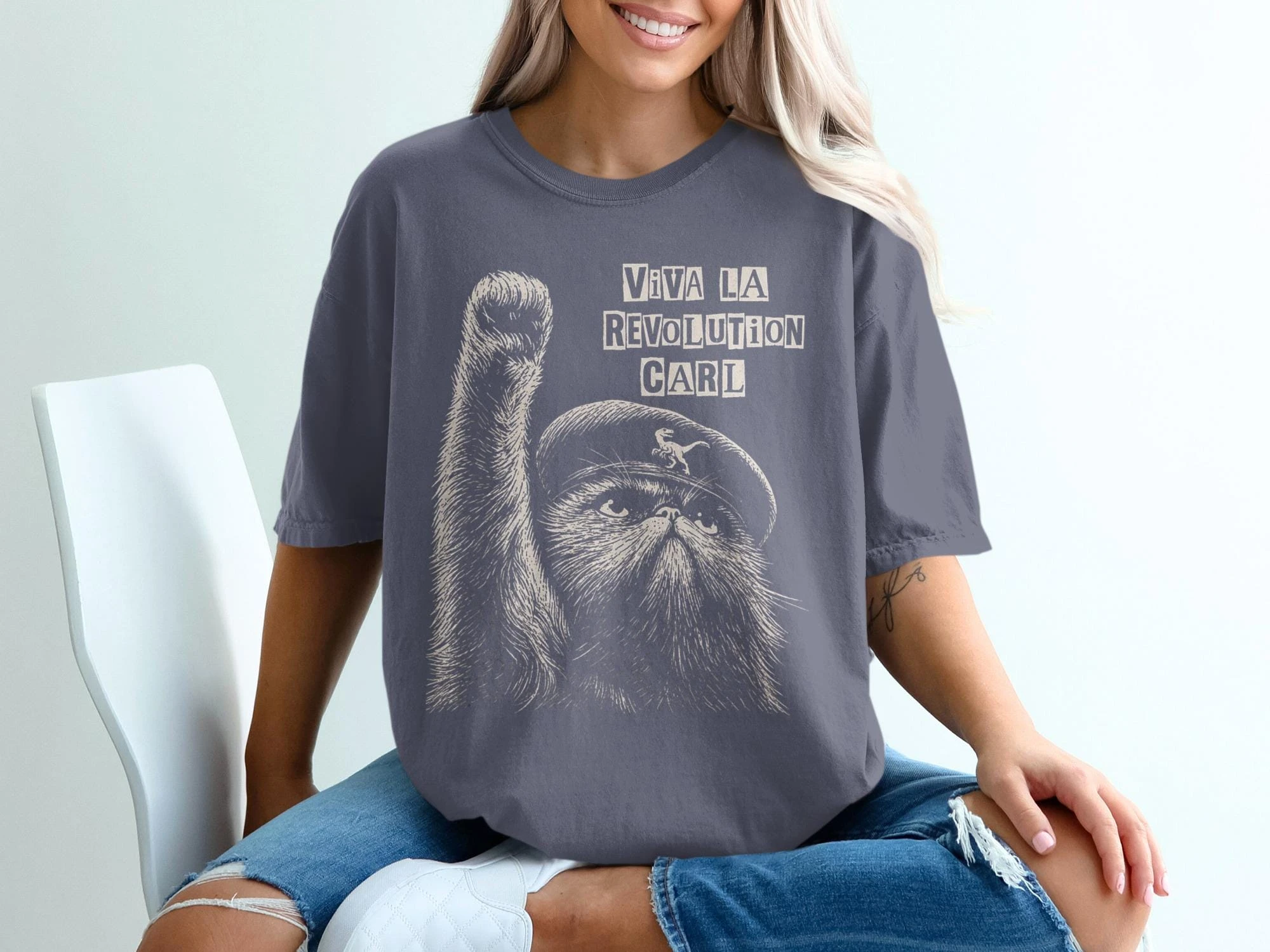 Viva La Revolution Carl Cat T-Shirt Funny Grumpy Cat Tee Meme Gift Dinosaur Beret Shirt Quirky Animal Lover Graphic T-Shirt