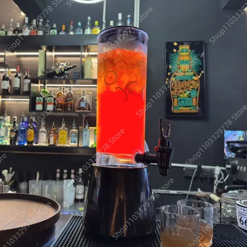 Elevate your beverage service with this trendy 3 liter draft beer keg, designed to capture attention in any setting. Perfect