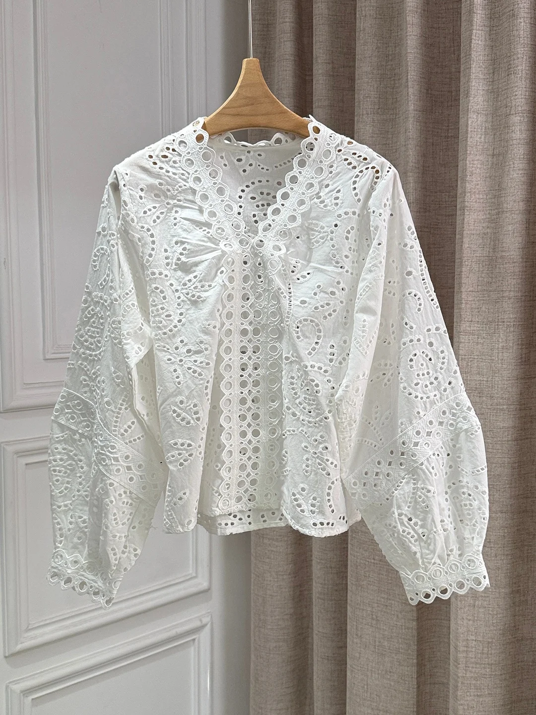 

Romantic V-Neck Cotton Embroidered Hollow out Milan Small Town Southern Oil European Style Overhead Top Women's Fashion