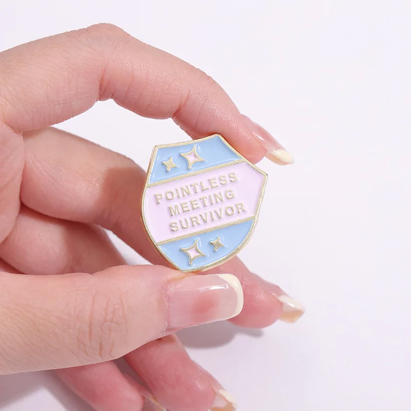 Broche en émail 'Survivor de réunions inutiles' – Badge de revers humoristique pour le bureau, citation sarcastique de travail, cadeau de bijouterie ﻿
