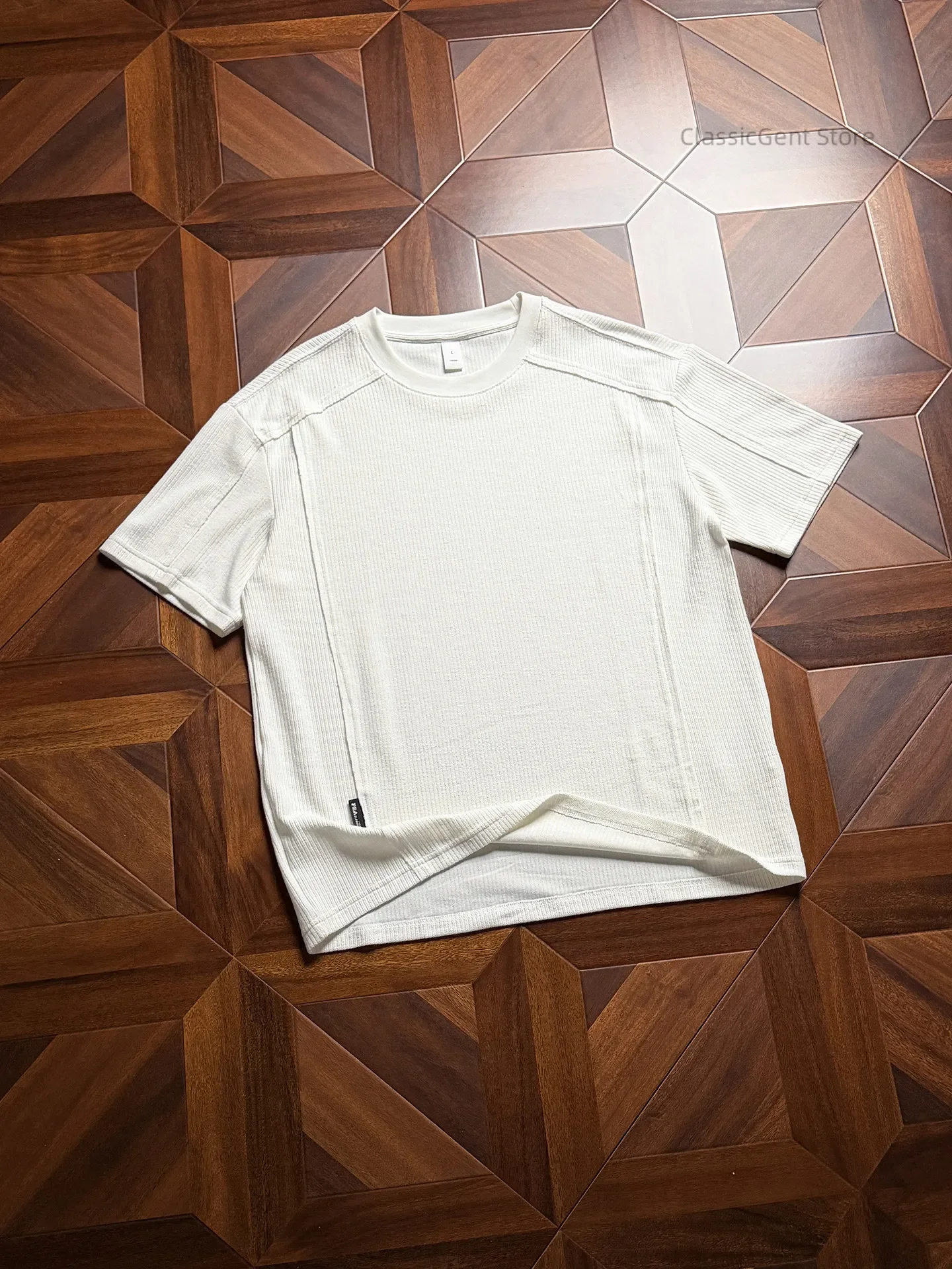 

Stereoscopic dividing line, visible line decoration, coarse floral fabric, sweat free short sleeved T-shirt