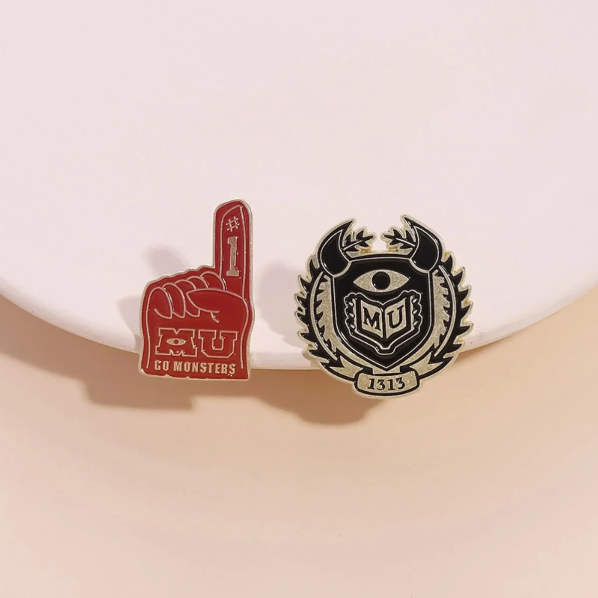 ديزني الكرتون وحوش جامعة طالب شارات معدنية المينا دبابيس لحقيبة الظهر قبعة دبابيس للنساء الرجال عشاق الفيلم #2