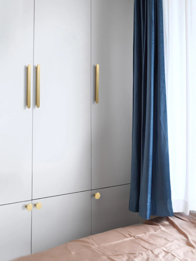 ทองเหลืองด้ามจับแบบวงกลมที่ปลายทั้งสองข้างประตูตู้ครัวลิ้นชักดึงตู้เสื้อผ้าจับคู่กับลูกบิดธรรมดาทรงกลม