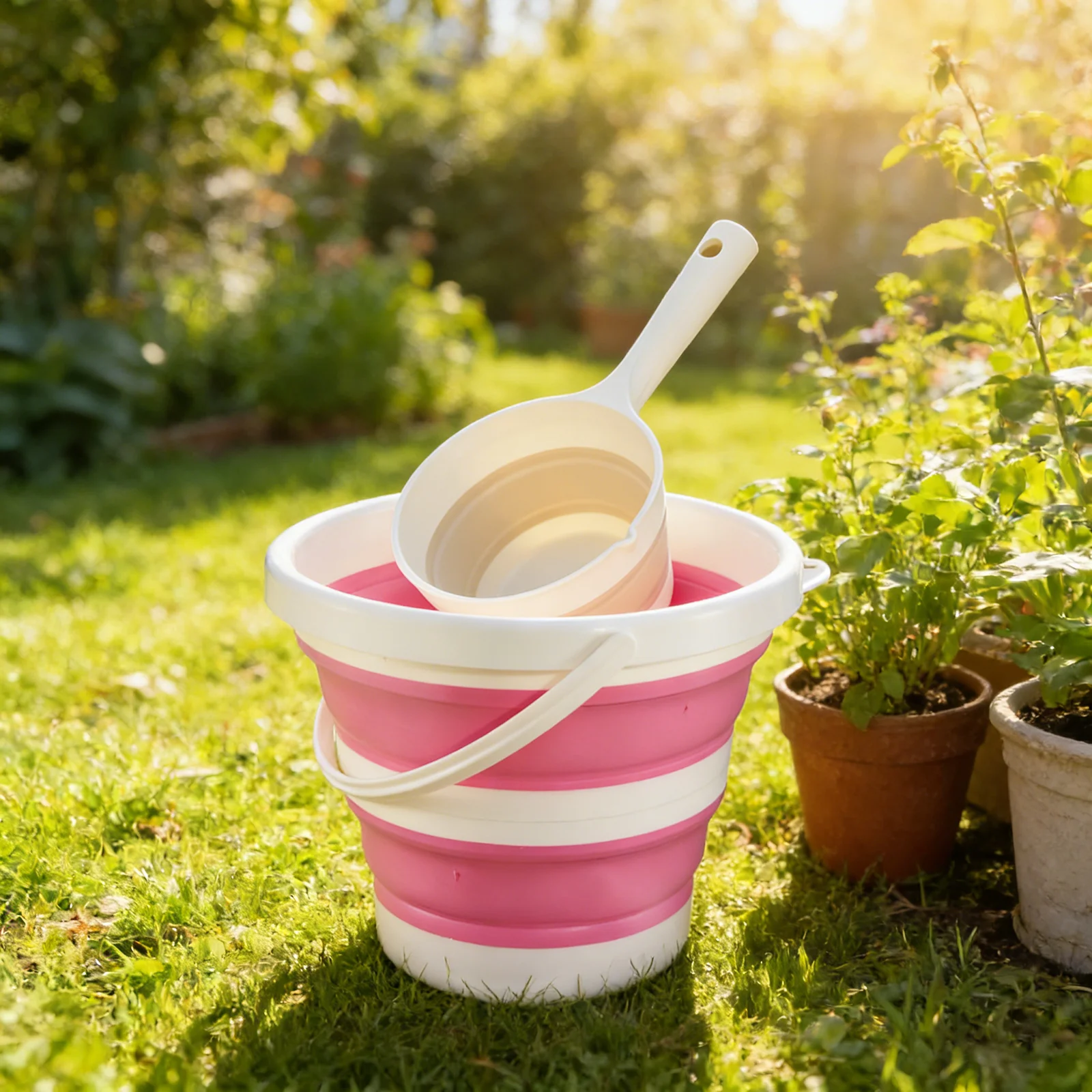 Folding Water Scoop Suspensible Long Handle and Collapsible Bucket Portable Folding Water Bucke Watering the Garden