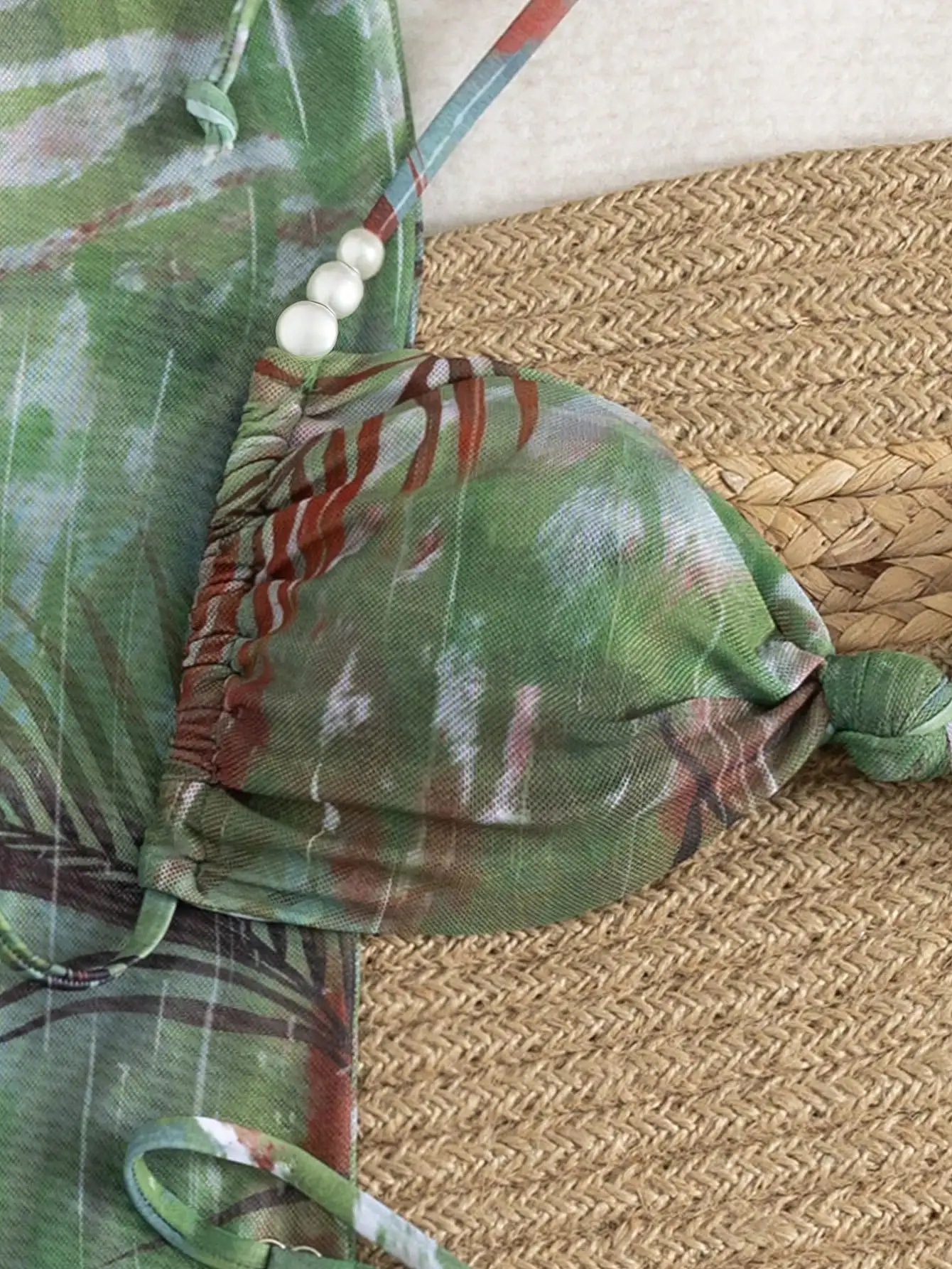 

Женский комплект бикини из 3 предметов с тропическим принтом, дизайном без спинки, завязками с жемчужными элементами, перекрещивающимися бретелями и прозрачной сеткой.