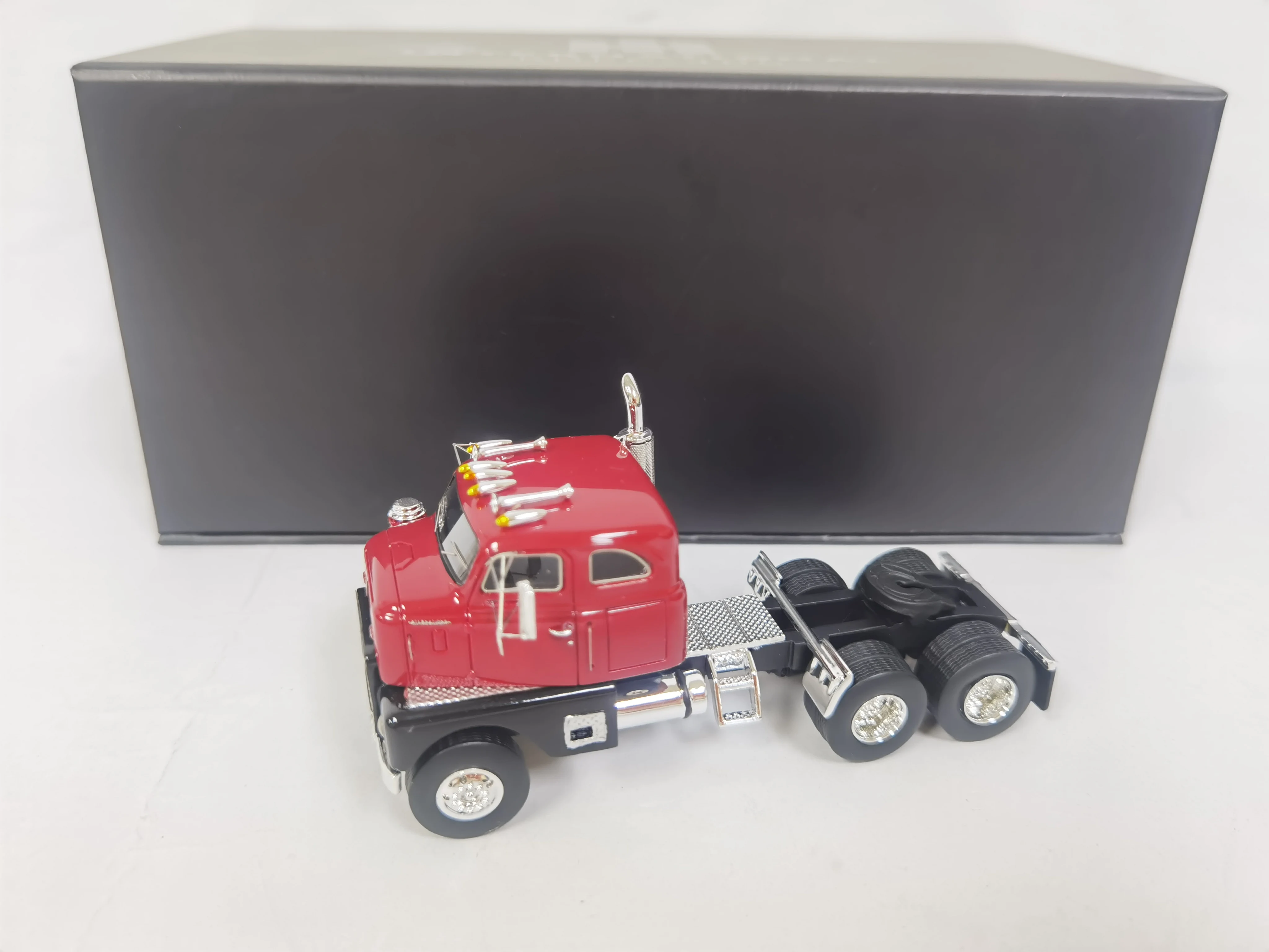 Tracteur international de qualité supérieure en résine, étagère supérieure, échelle 1/64, pour cadeau de collection, rouge