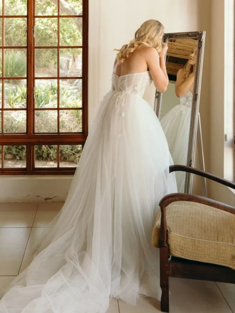 Customisable Bridal Gowns Lace Appliqués Handcrafted Tulle Wedding Dresses Heart-shaped Back Long Train Exquisite Lace Dresses