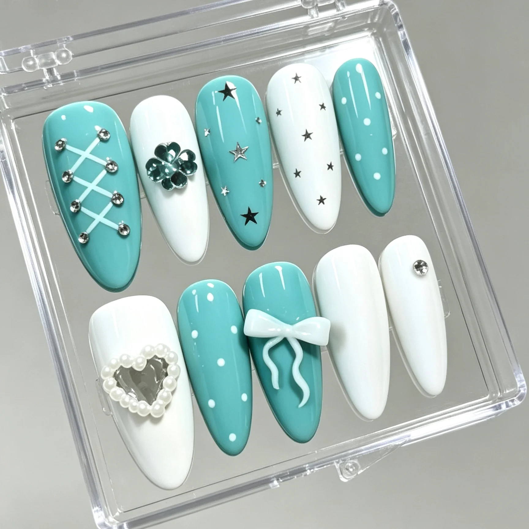 10 pièces de faux ongles en forme d'amande pressés à la main, magnifiques faux ongles, cœurs bleu menthe et blancs, adaptés aux femmes.