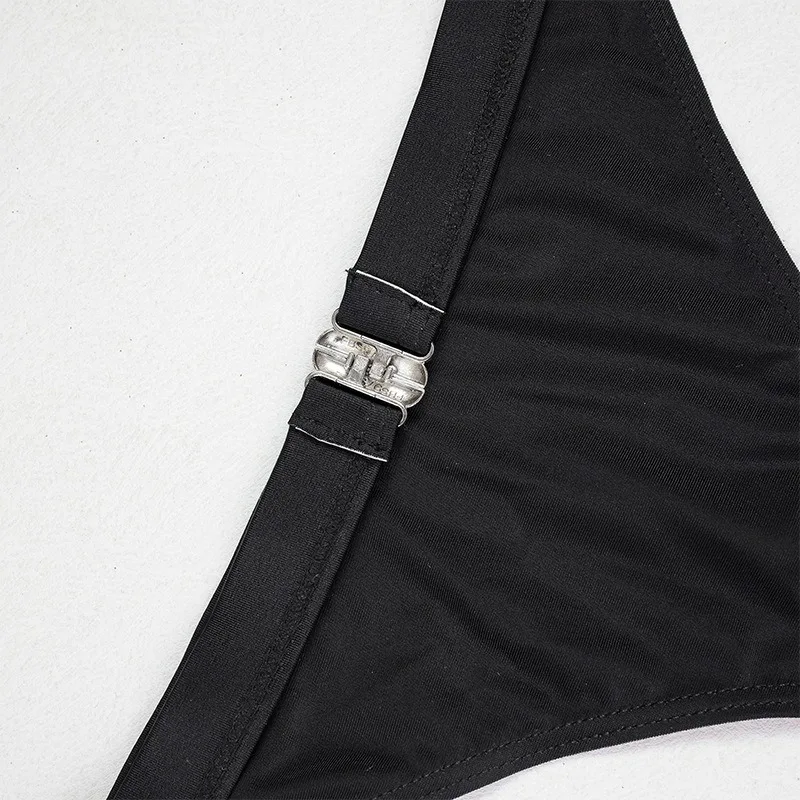 ملابس سباحة أوروبية وأمريكية جديدة لعام 2025 برقبة دائرية مجوفة من قطعة واحدة ملابس سباحة مثلثة للنساء بلون شاطئ البحر