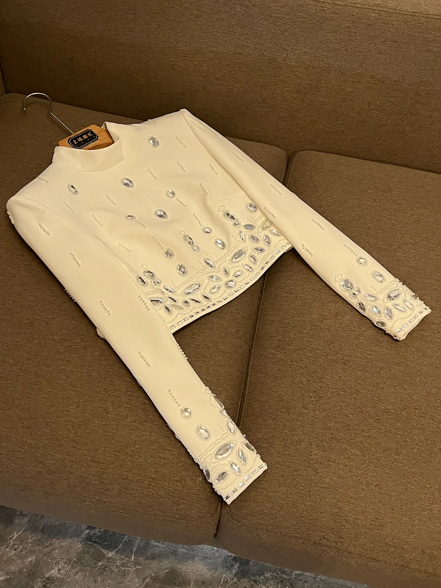 Set atasan dan rok berhias berlian imitasi, desain elegan dengan bordir tebal, pakaian kasual bisnis wanita dua potong.