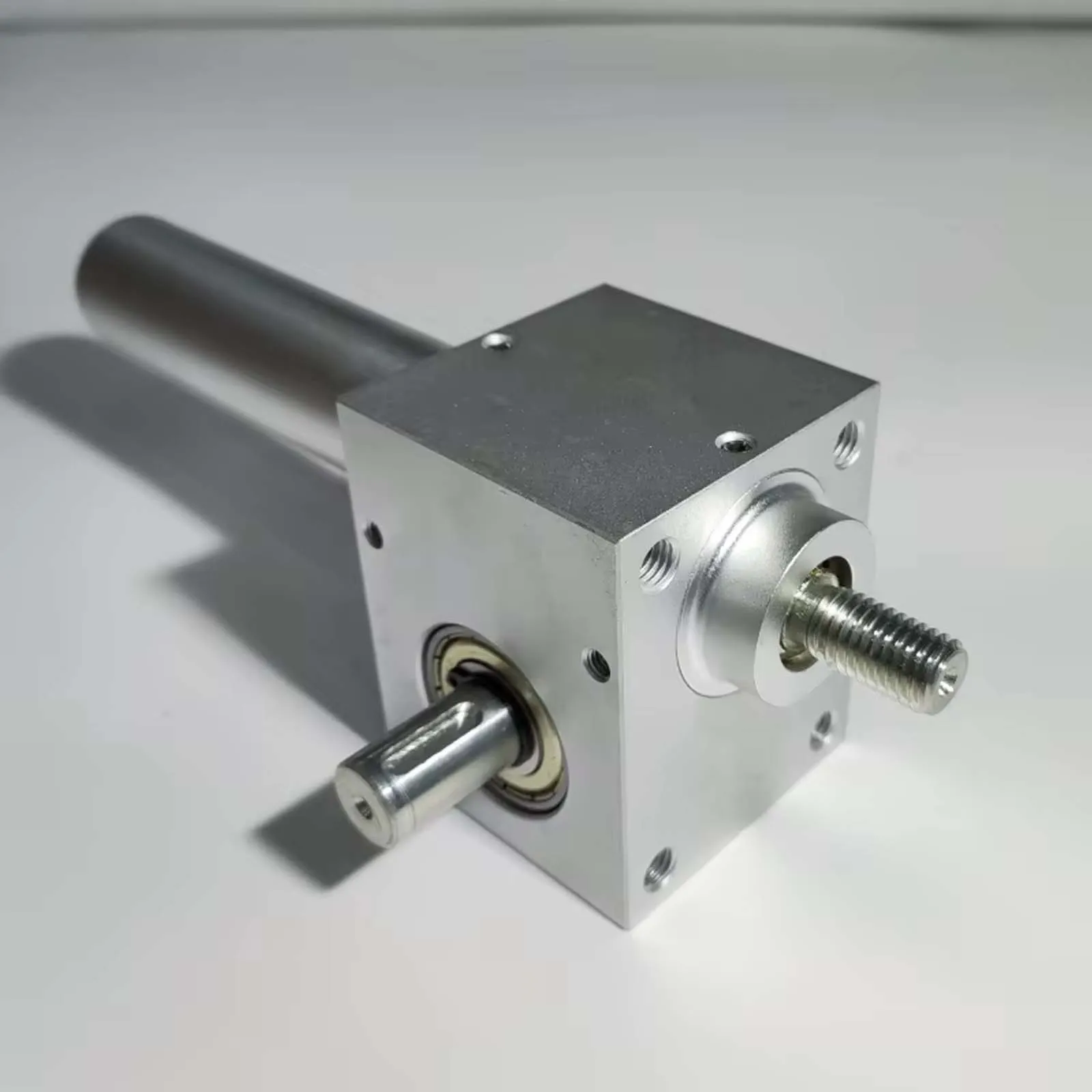 Pequeño módulo 1,5 20 dientes 1:0,4 elevador de engranaje helicoidal, dispositivo de ajuste fino de carga grande carcasa de aleación de aluminio