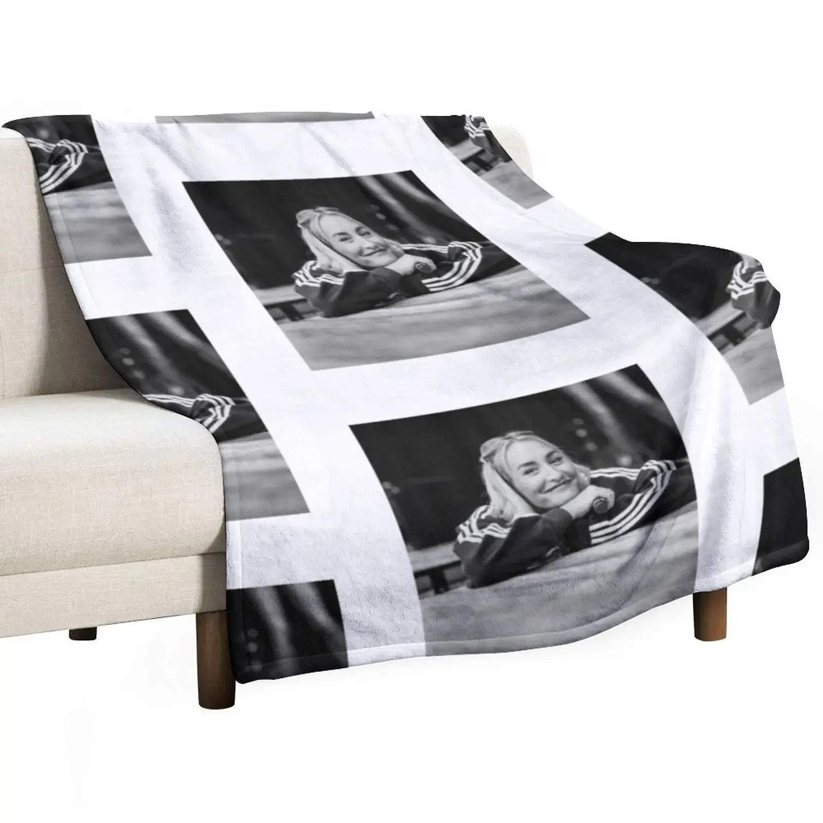 

Sarah Connor Throw Blanket Decorative Beds blankets ands Furrys warm for winter Blankets