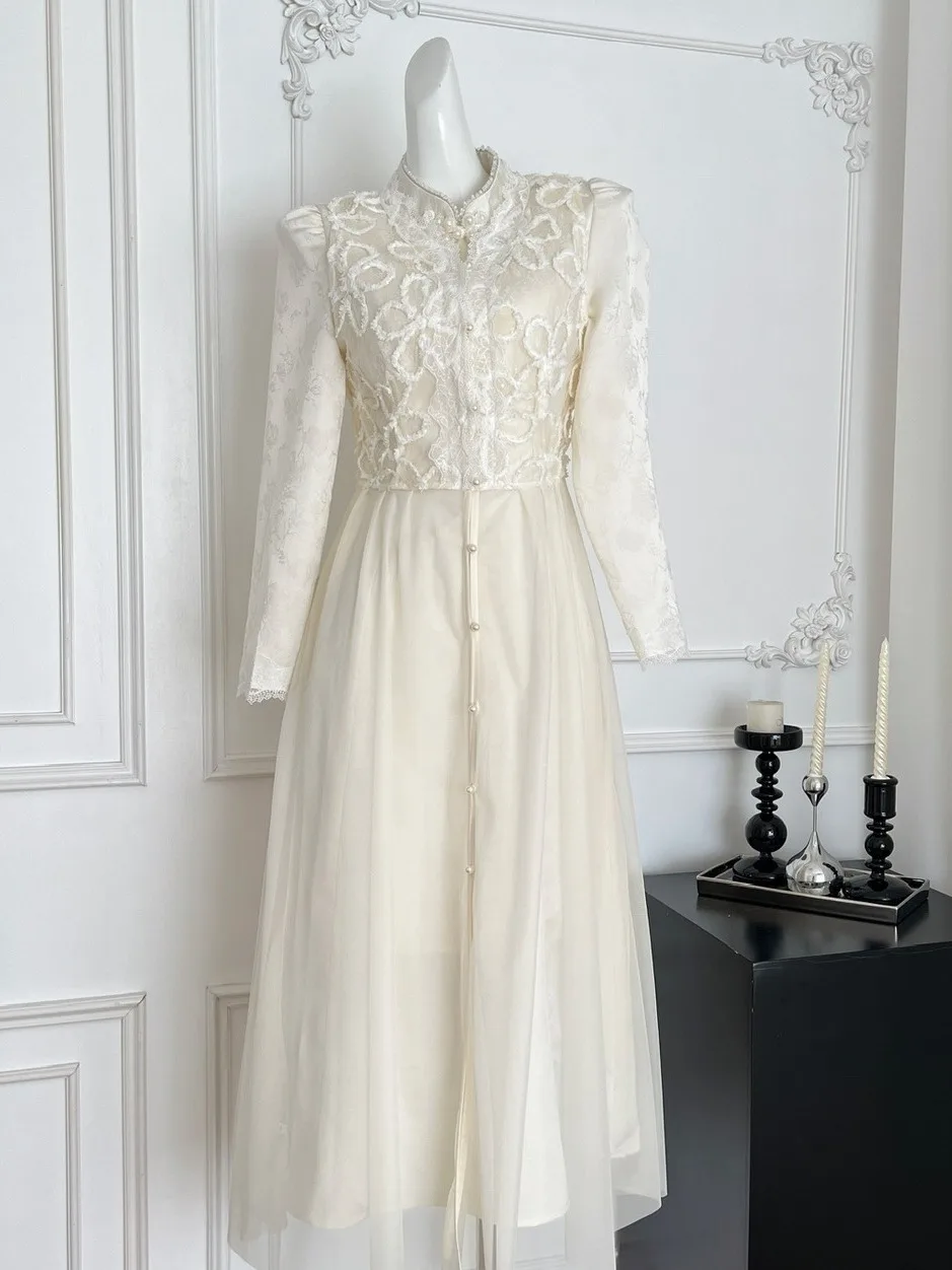 

Атласное платье с вышивкой в китайском стиле в стиле ретро и кружевным жилетом, тяжелое платье с воротником-стойкой и бисером для женщин, модное...