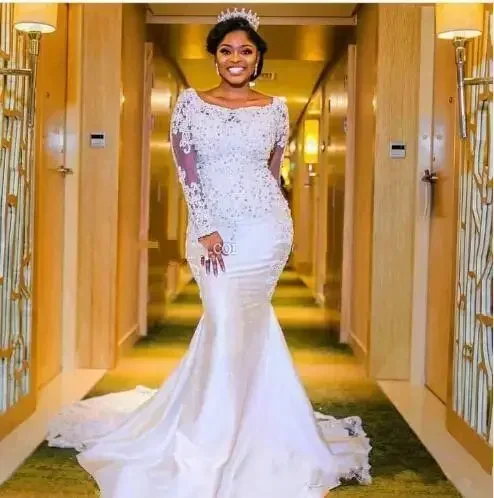 Customized African Girl Plus Size Scoop Neck Wedding Dress Long Sleeves Lace Applique Beaded Satin Mermaid Wedding Gown Vestido