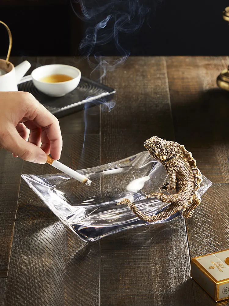 

Creative personality high-end sense square glass art transparent ashtray high-end design sense retro tea table small ornament