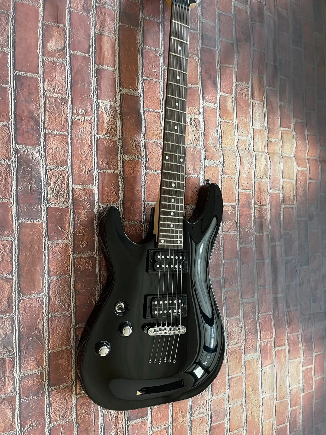 Black left handed electric guitar, rose wood fingerboard, chrome plated hardware accessories, physical photography