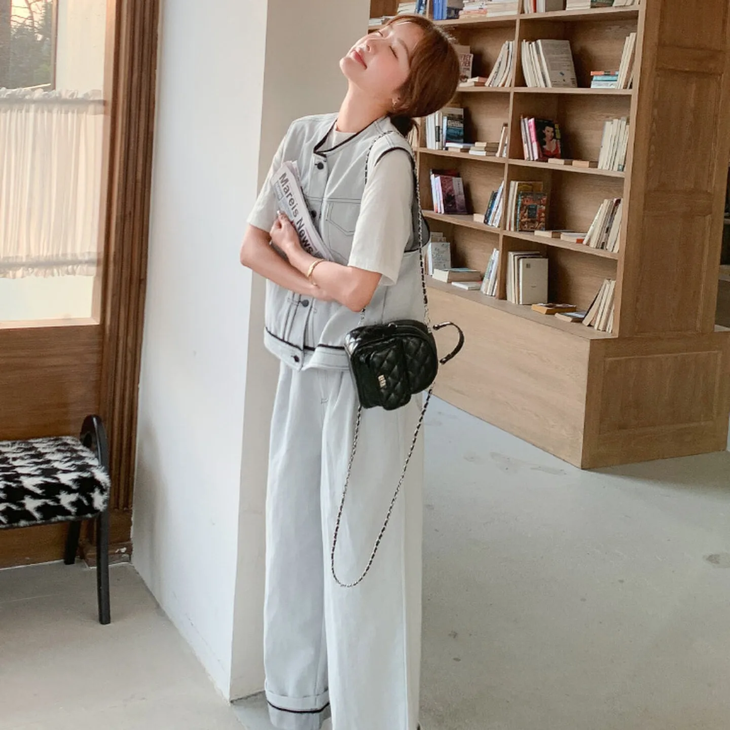 

Модный повседневный женский джинсовый комплект: новинка лета 2026 в корейском стиле – универсальный топ и брюки с широкими штанинами, комплект из двух предметов