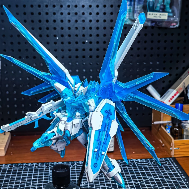 Ice Blue Rising Freedom HG 1/144 Limited Color Scheme Mech Assembly Model Kit Actionfiguren Desktop Ornament Kinderspielzeug Geschenke