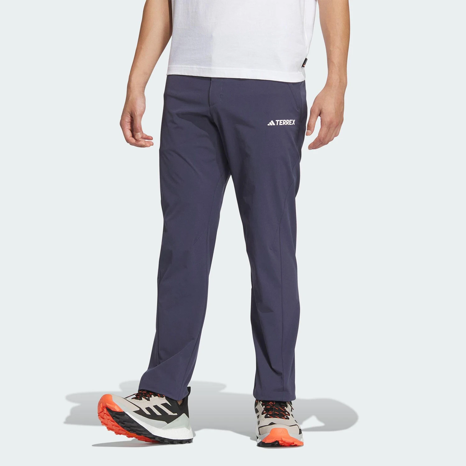 

Оригинальные мужские спортивные брюки Adidas с принтом, весенняя коллекция 2026, модель JF4348, зауженный крой.