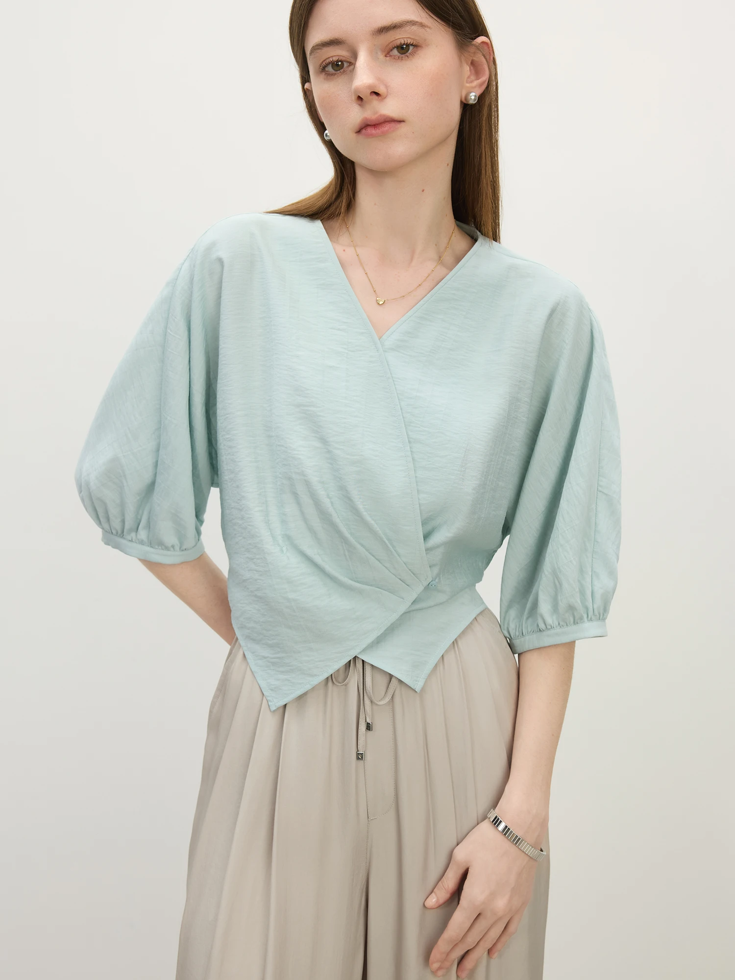 

FSLE V-Neck Relaxed Casual Design Women's Short Sleeve Linen Shirt - 2025 Summer New Arrival Shirts For Women 25FS12418