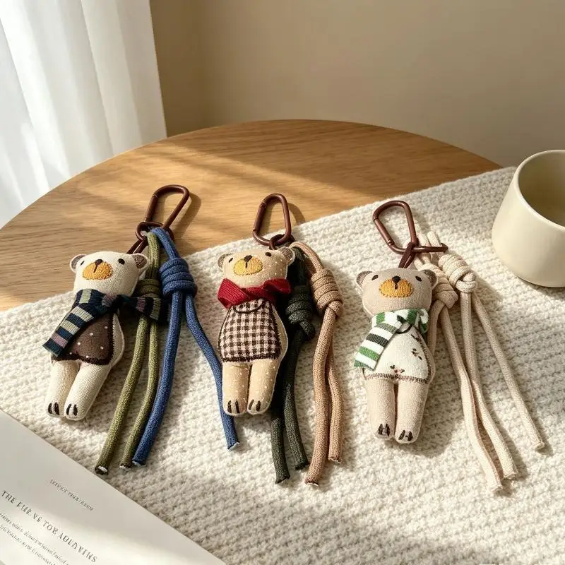Bären-Taschenanhänger, niedliche Stoff-Bärenpuppe mit Schal und geflochtenem Seilclip zur Dekoration von Handtaschen, Geldbörsen, Rucksäcken und Tragetaschen, Geschenk. – Detail 2