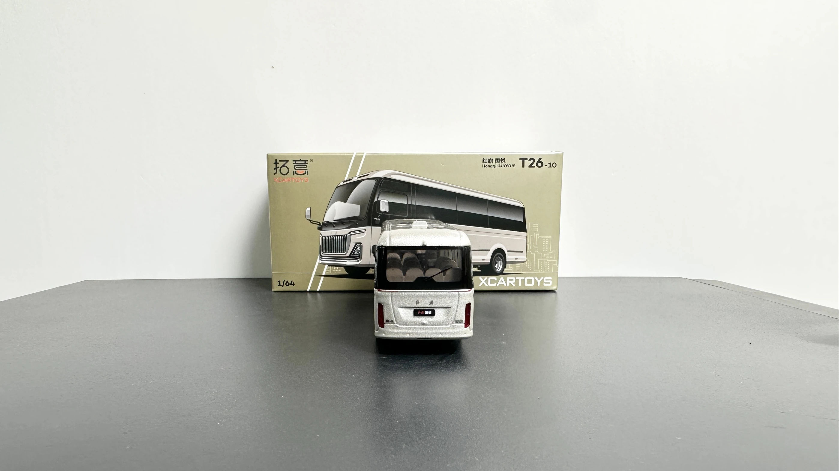 1:64 Bandiera rossa, Guoyue, Ornamento da collezione di autobus CMB aziendali di lusso, modello di auto Guoyue con bandiera rossa Tuoyi