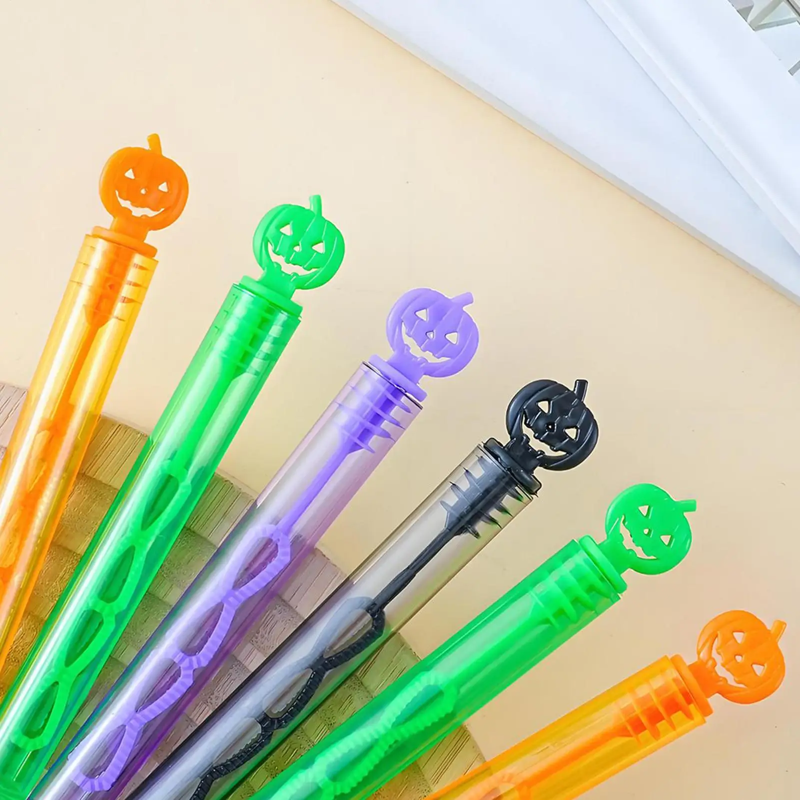 Baguettes à bulles 24 pièces Halloween citrouille Mini bulles jouets souffleur à main jouets fournitures de remplissage pour les activités des tout-petits en plein air