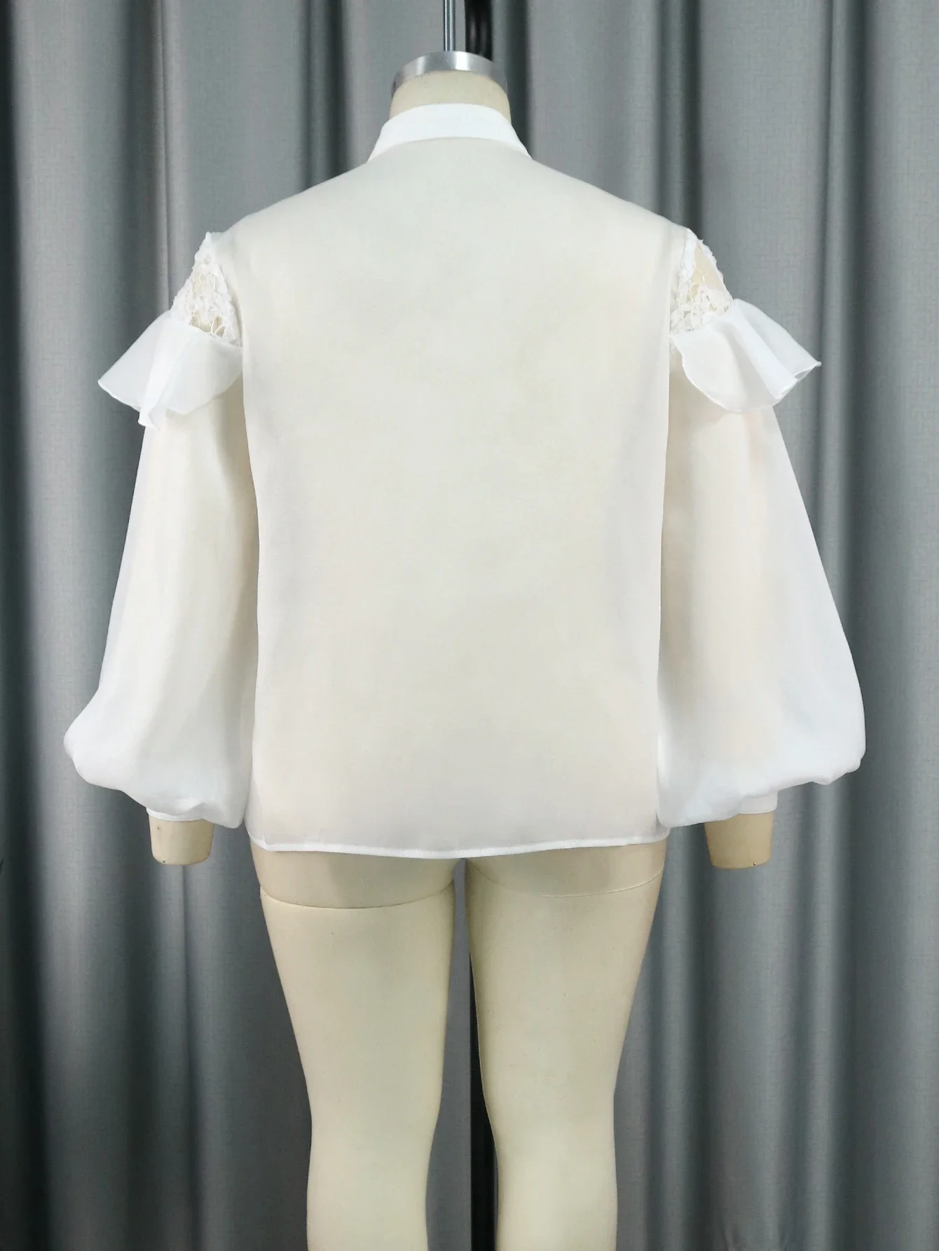 Blusa de encaje con volantes y manga larga para mujer, camisa blanca de talla grande, Media transparente con botones, Tops Vintage de primavera, atuendo elegante, novedad