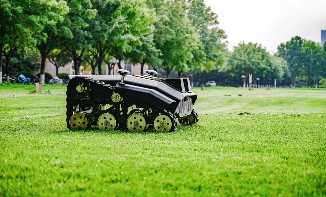 جزازة العشب الكهربائية الكاملة مع تطبيق الملاحة GPS وجهاز التحكم عن بعد وجرار جزازة العشب الأوتوماتيكية لملعب الجولف في بستان المزرعة #2