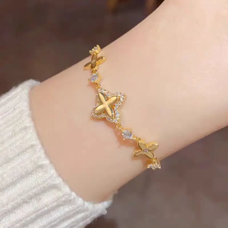 Sparkling Sakura Zircon Retractable Bracelet Exquisite Small Flower Design High-end Versatile Jewelry for Women