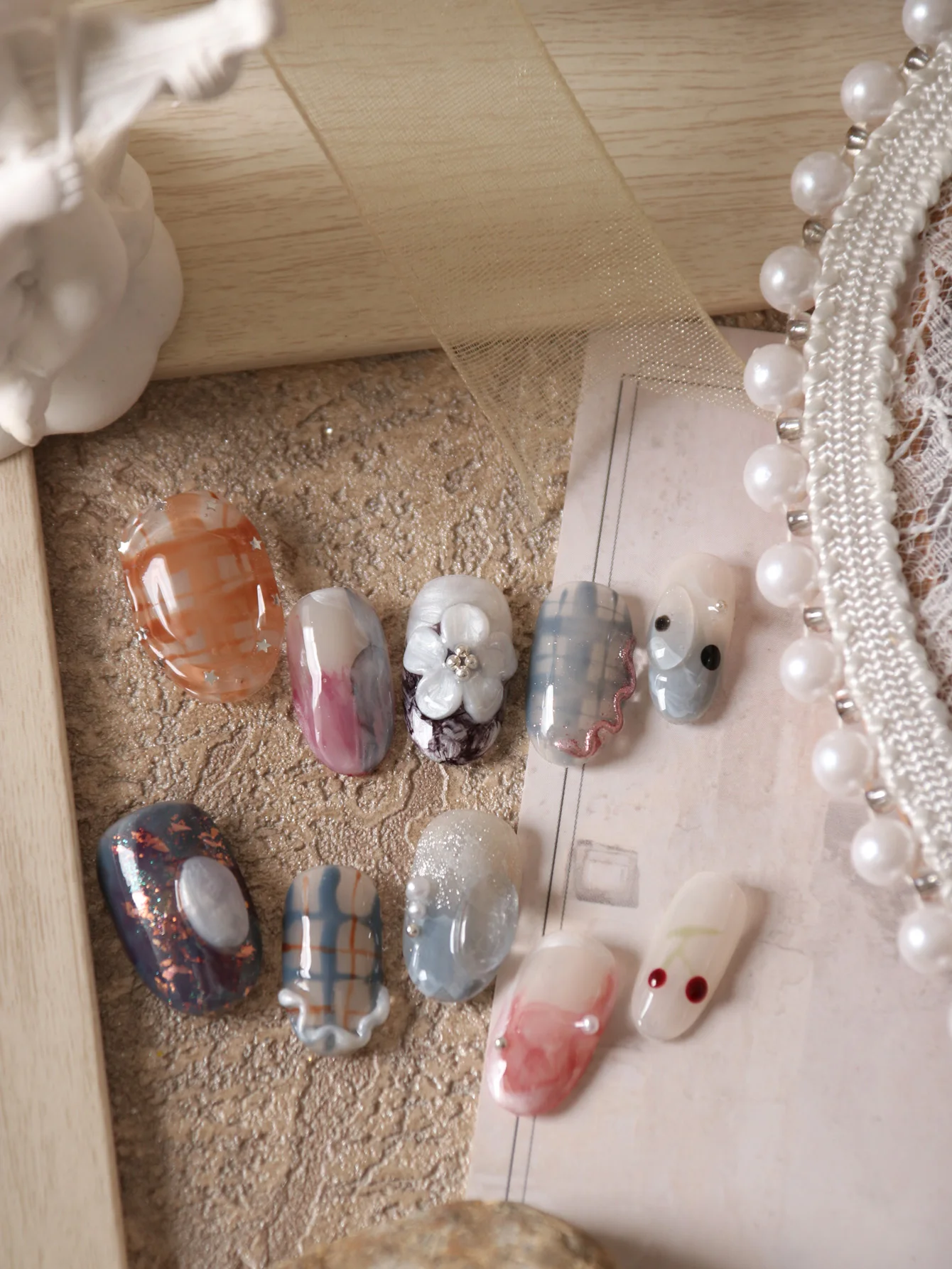 

10 шт. Пресс на ногти Короткие красочные конфеты Цветочная сетка Накладные ногти Включает 1 лист клейких вкладок и 1 шт. Мини-пилочка