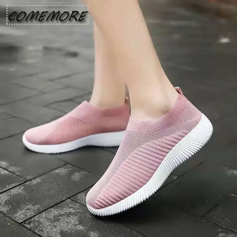 Zapatillas de deporte para mujer 2025, zapatos planos de tenis rosas sin cordones informales de malla negra, suela suave para mujer, cabeza redonda de verano