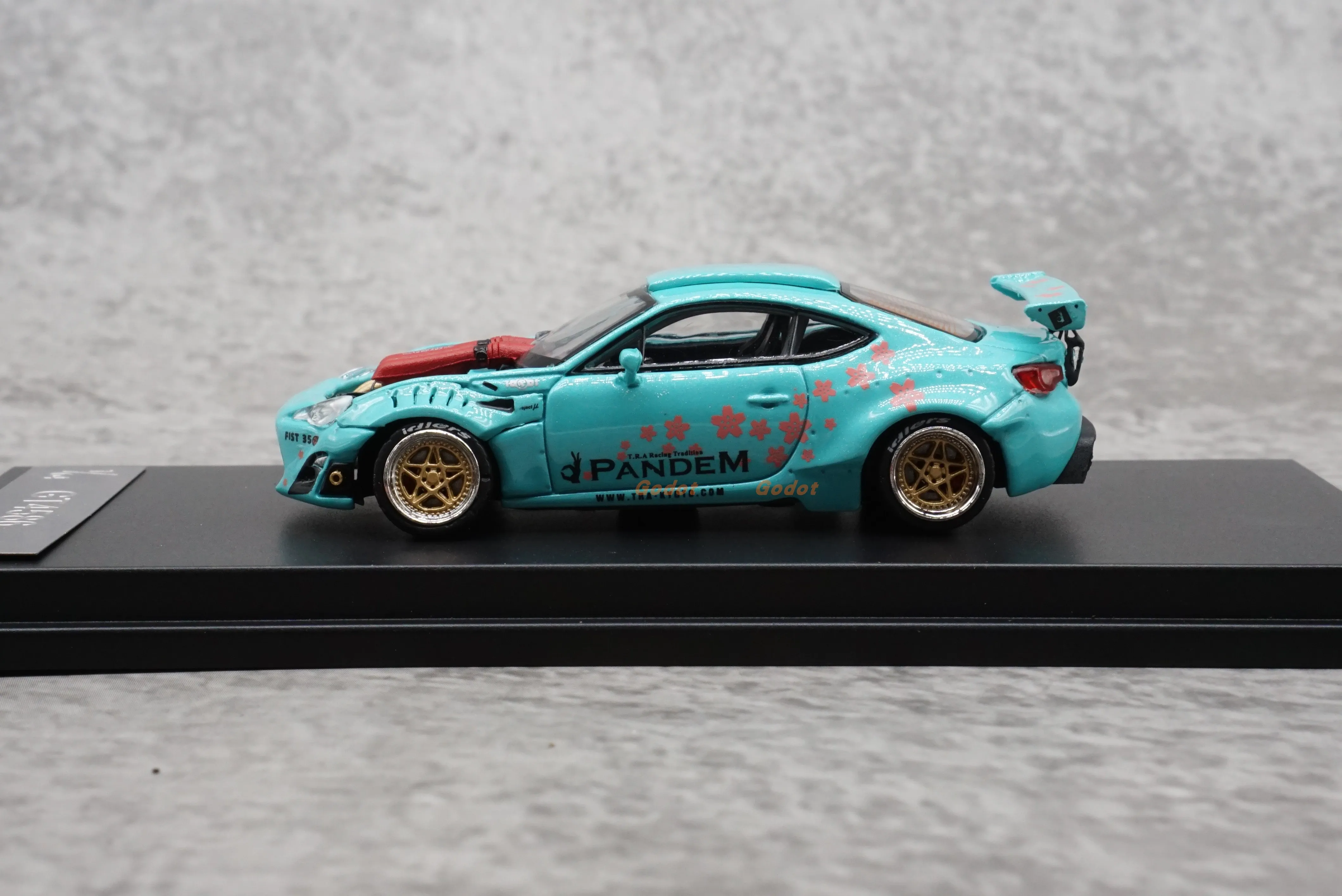 1:64 Scale Diecast Alloy GT4586 Supercar Limited Edition Toys Sports Cars Model Classics Adult Collectible Souvenir Gift Display