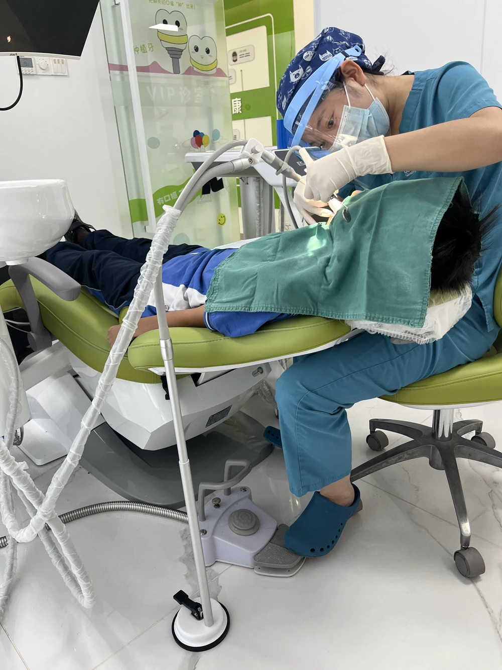 Universal Dental‑Unit Strong Weak Suction Holder Bracket Flexible Saliva Ejector Auxiliary Support Accessory Dental Workstation